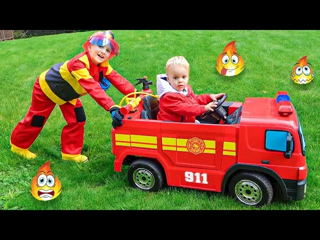 dziecko bawi się wozem strażackim