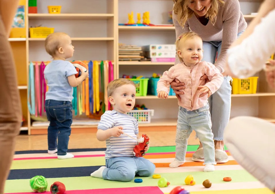 opiekunka w żłobku, praca z dziećmi
