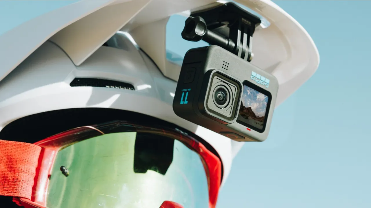 R&oacute;żne perspektywy montażu GoPro na kasku narciarskim