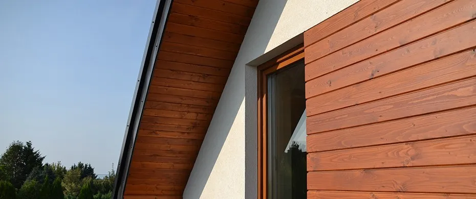 malowanie podbitki drewnianej przed montażem