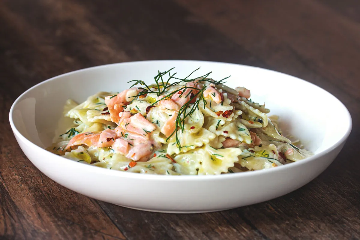 Pasta mit R&auml;ucherlachs und Dill auf einem Teller