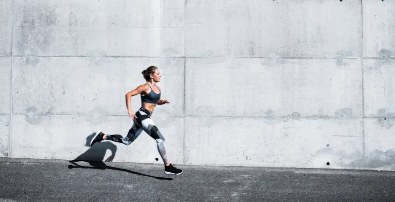 kobieta biegnąca interwałowo