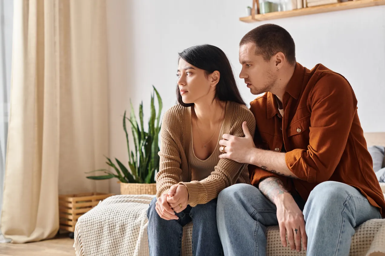 Osoba izolująca się, unikająca kontaktu, patrząca przez okno lub odwrócona plecami