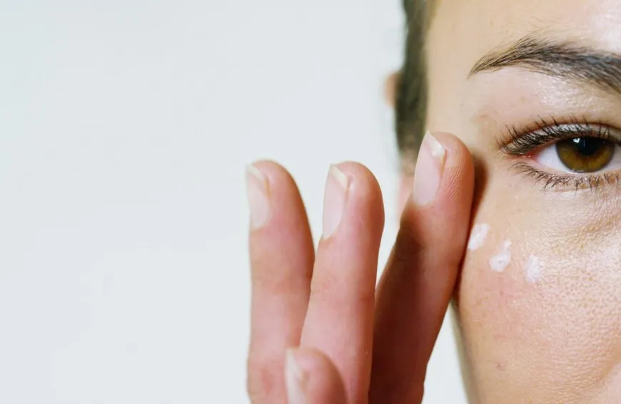 aplikacja kremu do twarzy nawilżającego