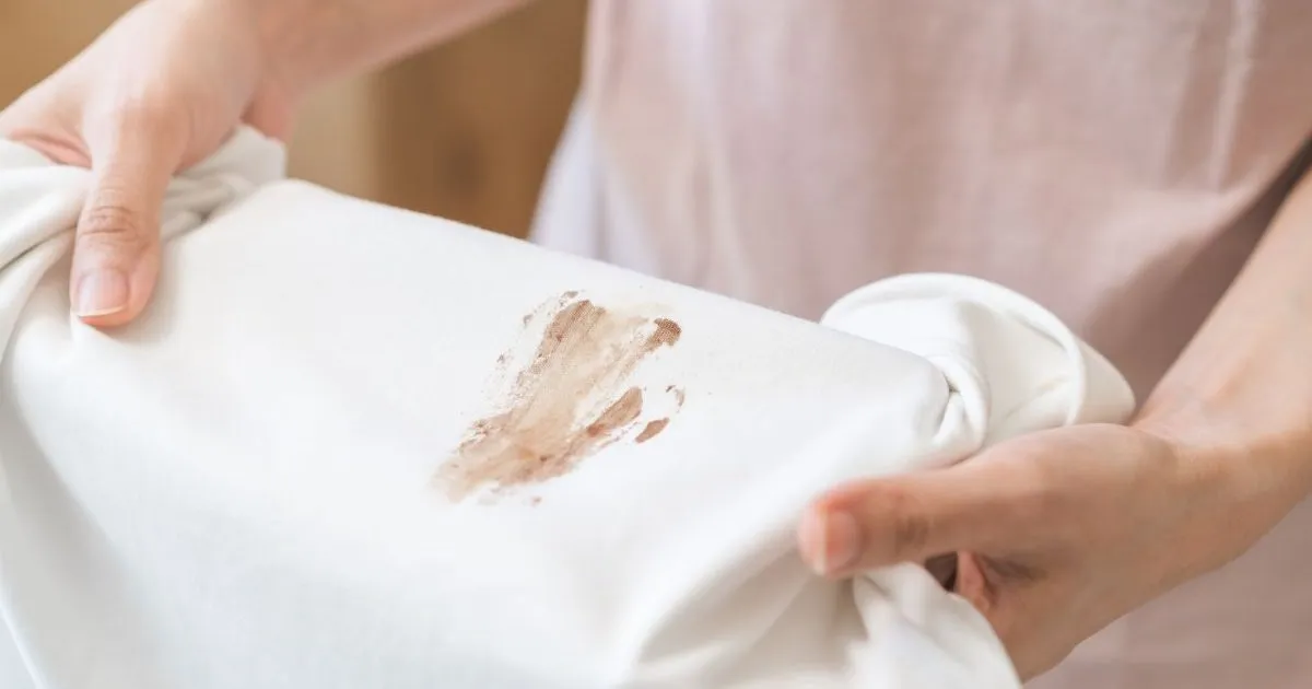 Zdjęcie Skuteczne sposoby na zmycie podkładu z bluzy bez uszkodzeń tkaniny