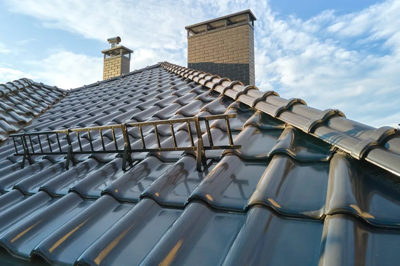 Zdjęcie Jak wymienić dachówkę: proste kroki, unikaj najczęstszych błędów