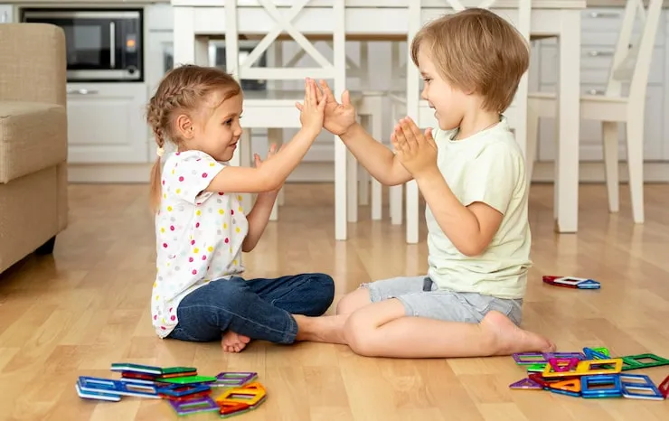 dziecko bawiące się w domu, zdjęcie z rozmytym tłem w stylu lifestyle