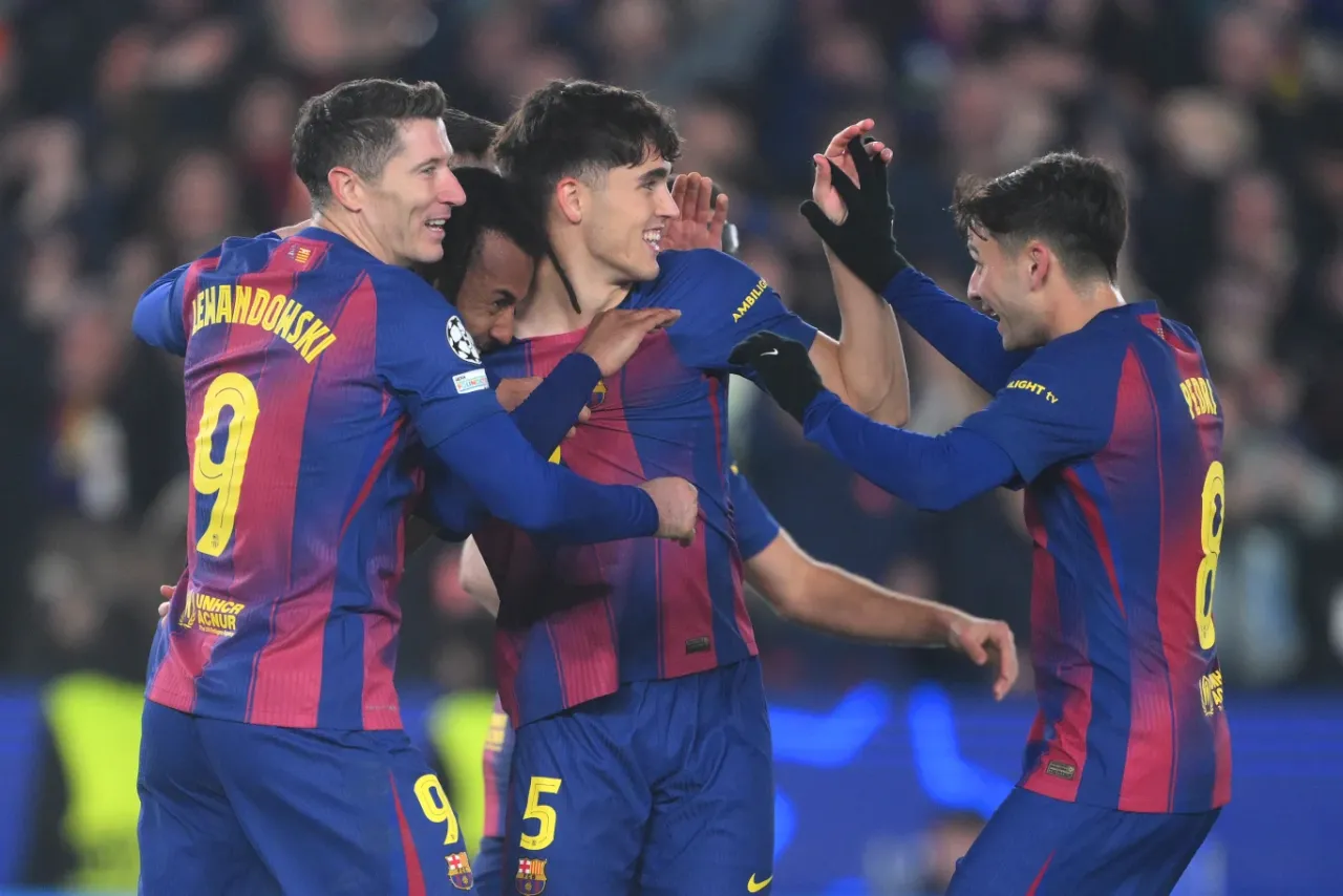 Piłkarze świętujący zdobycie bramki w meczu Ligi Mistrzów