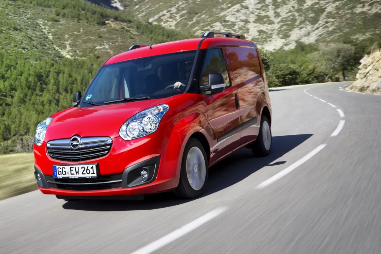 Czerwony Opel Combo na krętej drodze. Czy to ten bus jest najmniej awaryjny?