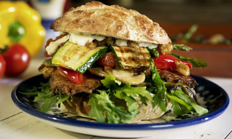 klasyczny burger z warzywami