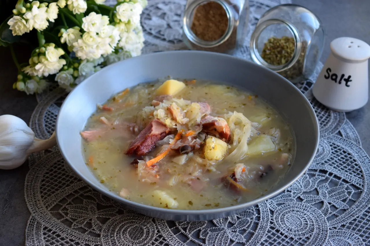 Zupa z wędzonych żeberek z kapustą i ziemniakami. Idealny pomysł, co ugotować z wędzonych żeberek na obiad.