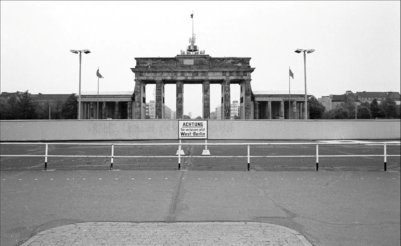 Brama Brandenburska z tablicą