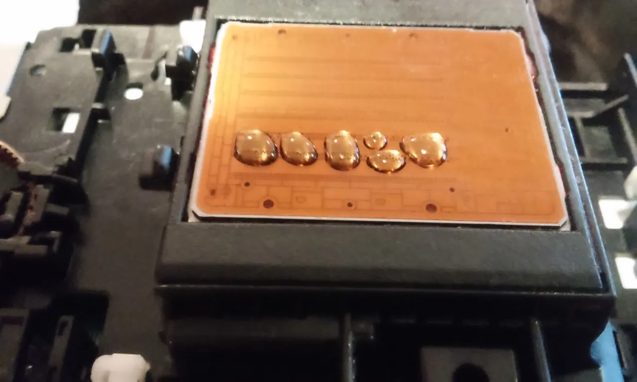 zaschnięta głowica drukarki atramentowej