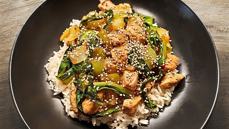 Pak Choi Hauptgericht in einer Wok-Pfanne mit H&auml;hnchen