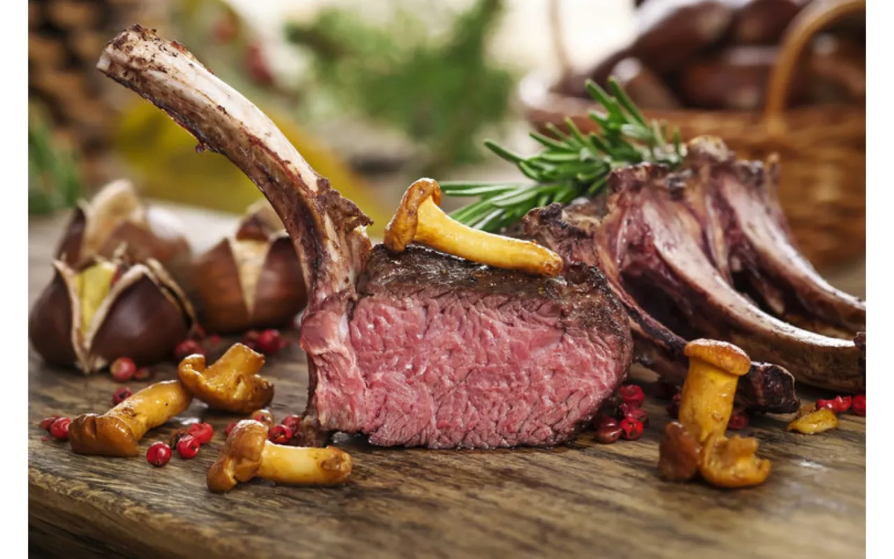 Soczyste mięso z dziczyzny, grzyby i kasztany. Czy myśliwi badają mięso, by przygotować taką ucztę?