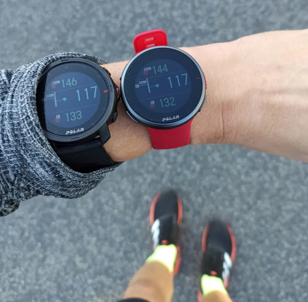 biegacz mierzący tętno na zegarku