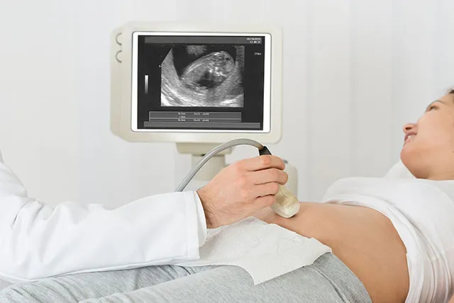 kobieta w ciąży u ginekologa badanie usg