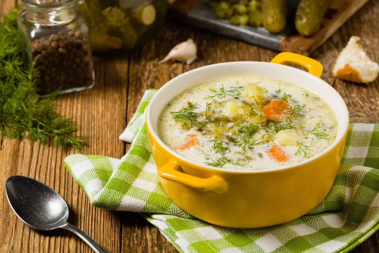 Zupa og&oacute;rkowa z koperkiem i pieprzem. Idealne jakie przyprawy do zupy og&oacute;rkowej? Zobacz na stole!