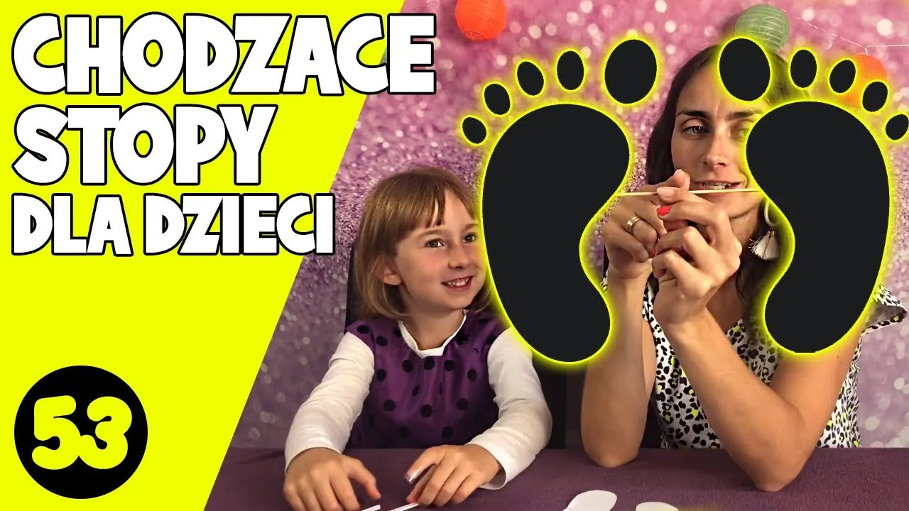 dziecko mierzące stopę na kartce papieru