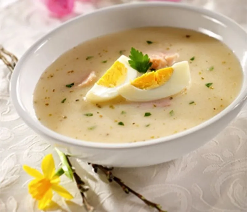 tradycyjny żurek wielkanocny z jajkiem i kiełbasą