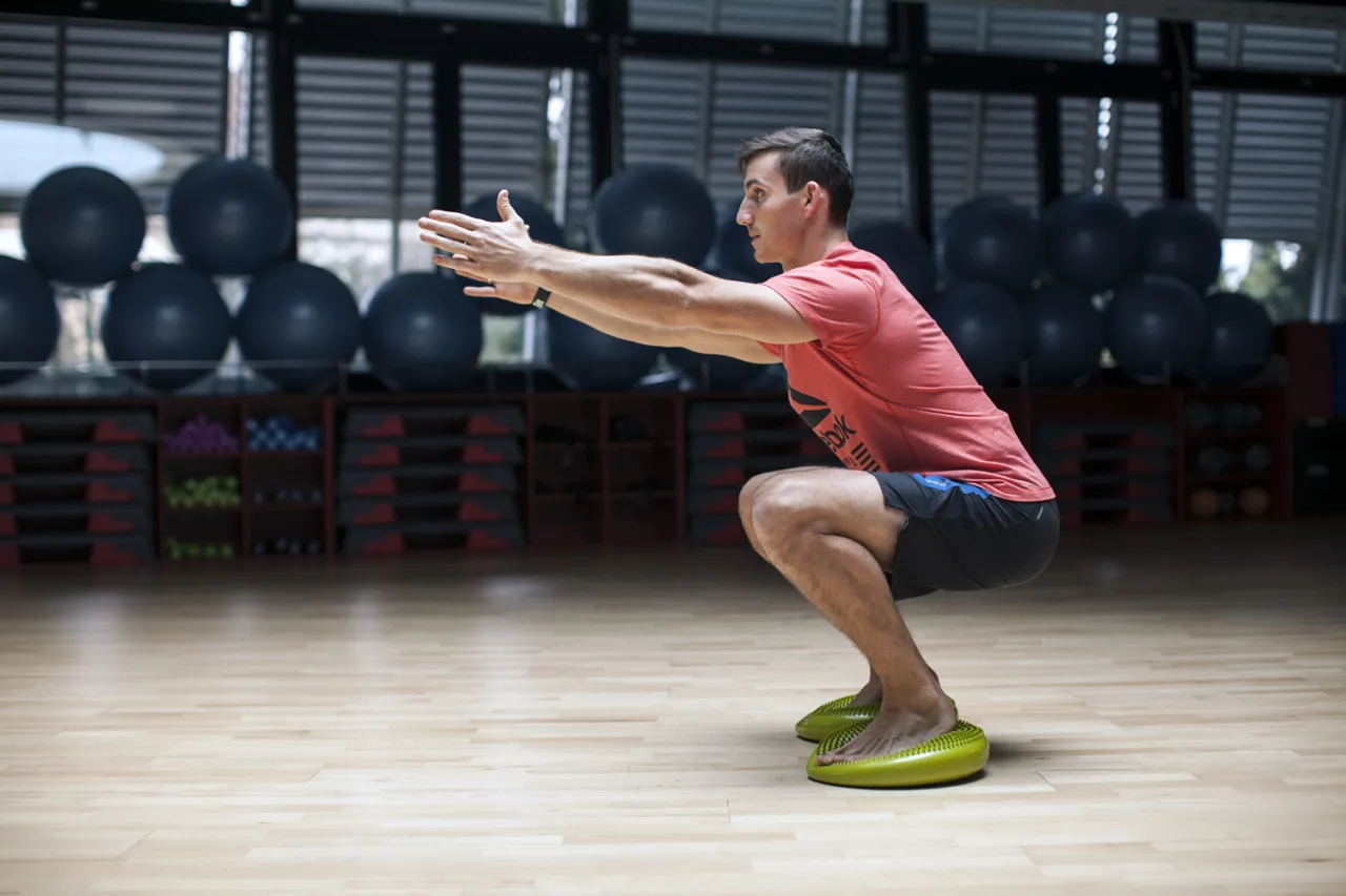 Proste ćwiczenia na r&oacute;wnowagę w domu