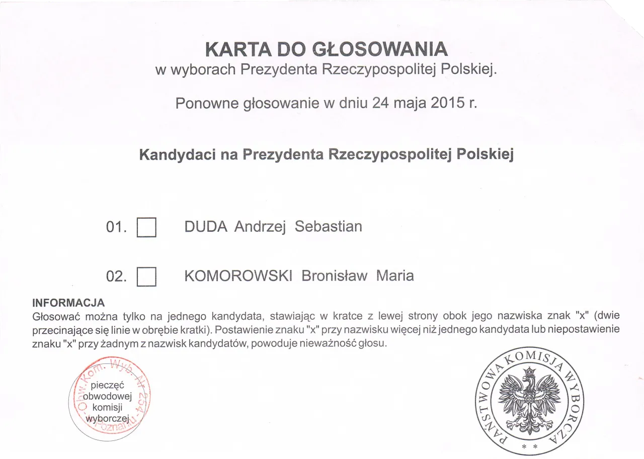 Osoba głosująca w lokalu wyborczym