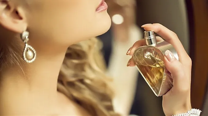 Elegancka kobieta na wieczornym wyjściu perfumująca się EDP