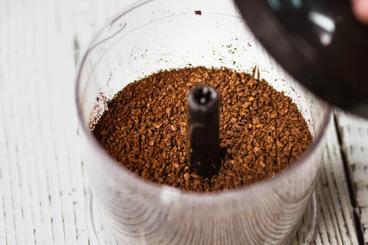 domowe sposoby mielenia kawy bez młynka