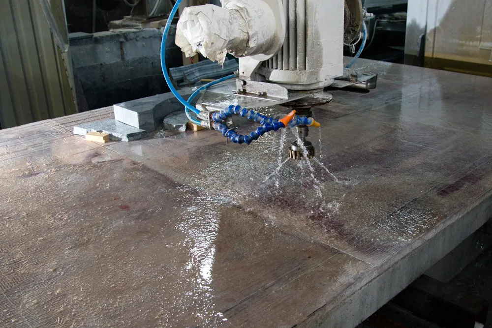 Cięcie kamienia dekoracyjnego, odpady po cięciu płytek