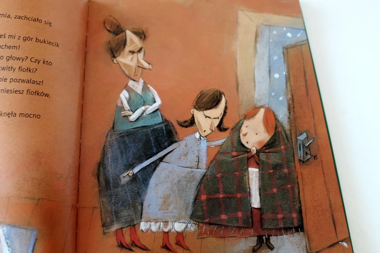 Ilustracja do baśni o dwunastu miesiącach: zła macocha i przyrodnia siostra zmuszają dziewczynkę do wyjścia na mróz po fiołki.