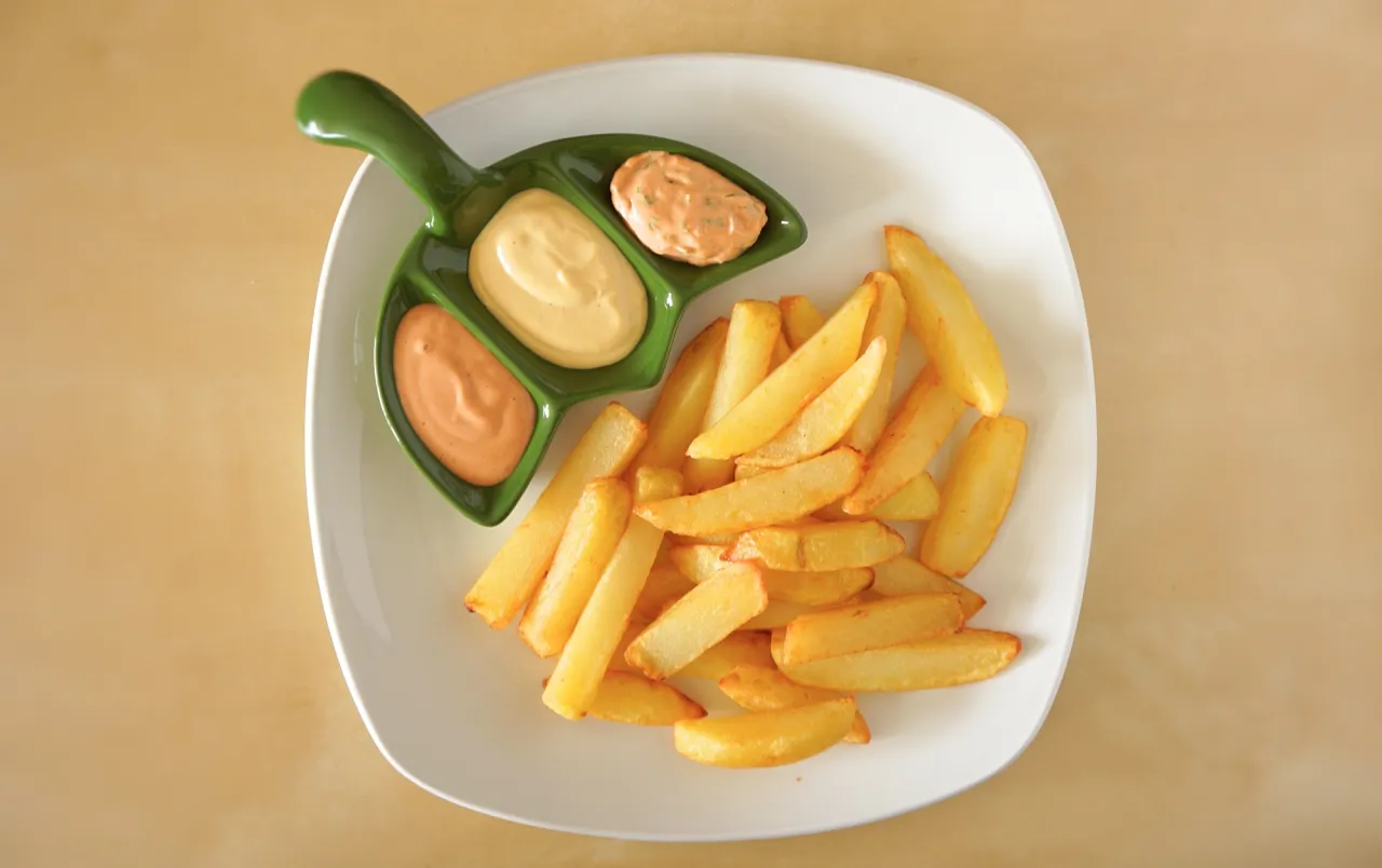 sos belgijski w misce z frytkami