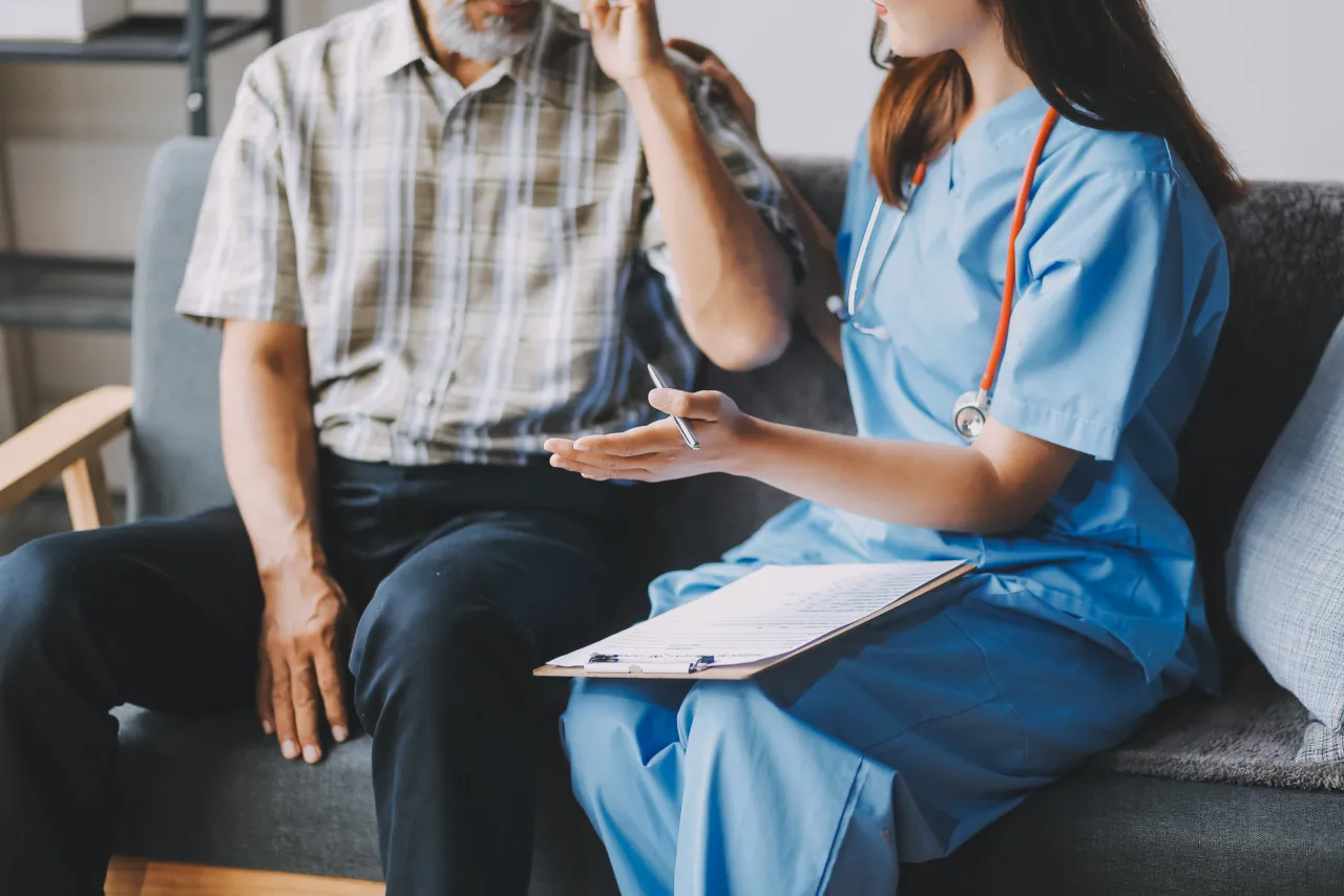 Dyplomy i tytuły naukowe na ścianie gabinetu lekarskiego