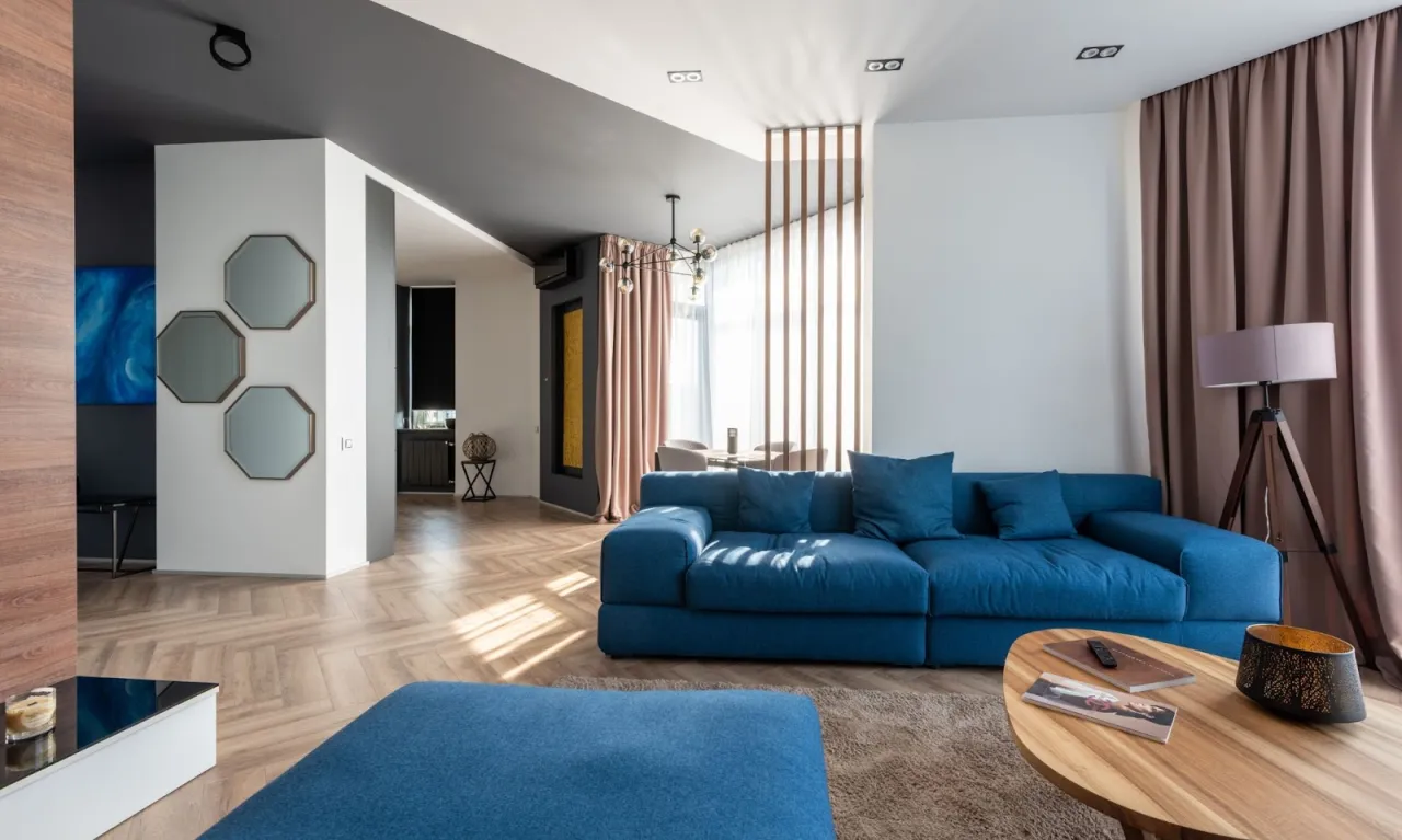 nowoczesne małe mieszkanie w bloku, jasne kolory, funkcjonalne wnętrze