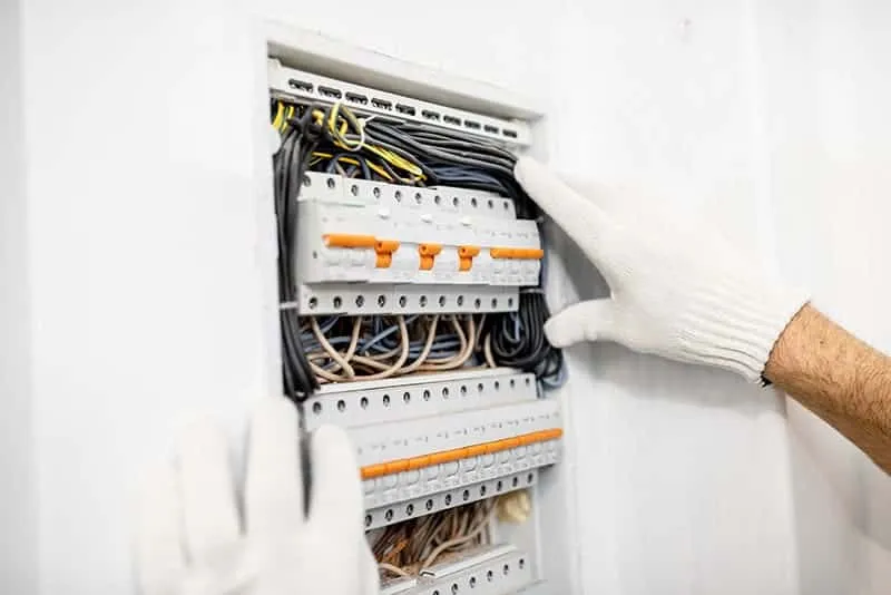Zdjęcie Cena podłączenia skrzynki elektrycznej - najlepsze ceny i profesjonalne wykonanie