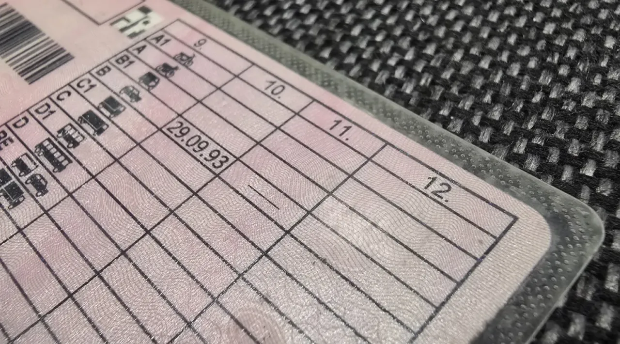 Szukasz informacji, ile kosztuje kurs na prawo jazdy? Na zdjęciu fragment dokumentu z datą 29.09.93 i symbolami pojazdów.