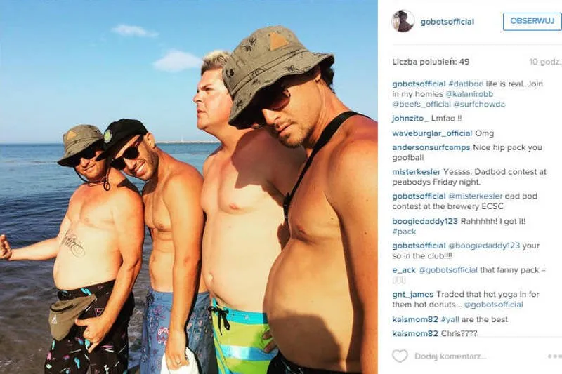 Mężczyzna z sylwetką dad bod na plaży