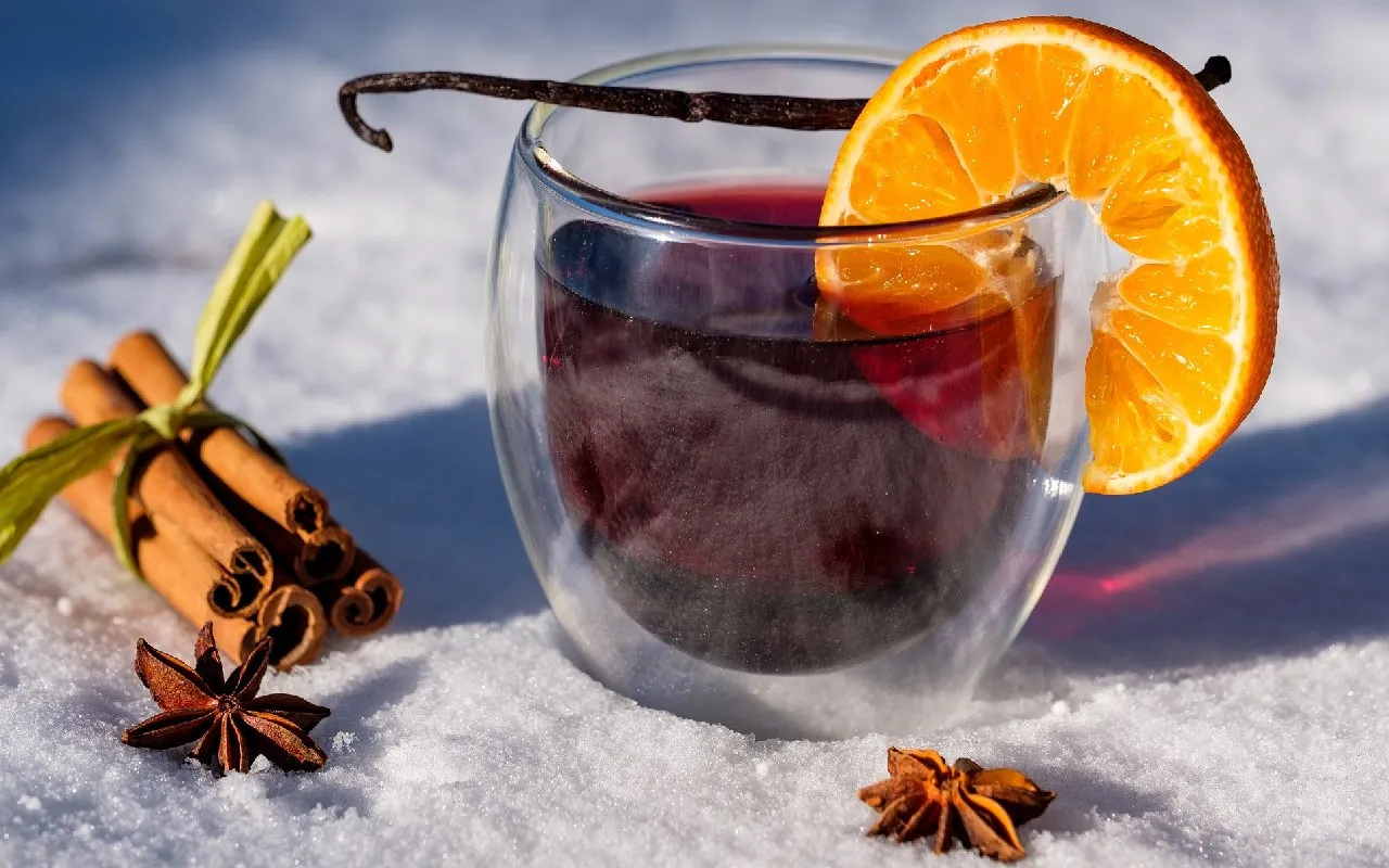 Bezalkoholowy grzaniec, napar imbirowo-pomarańczowy, gorąca lemoniada z kurkumą