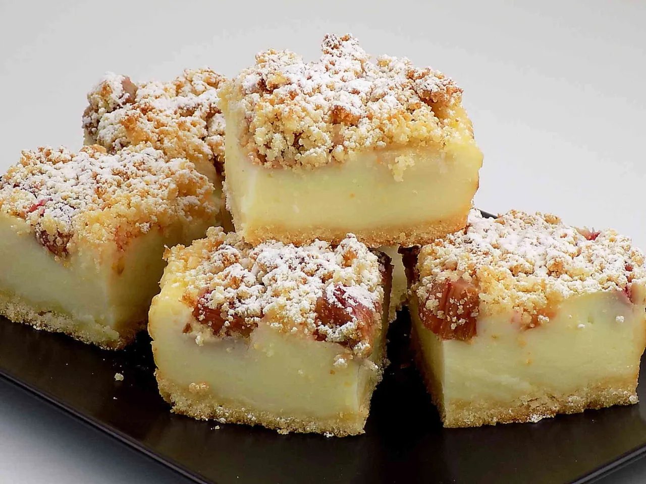 ciasto z rabarbarem i budyniem kawałek