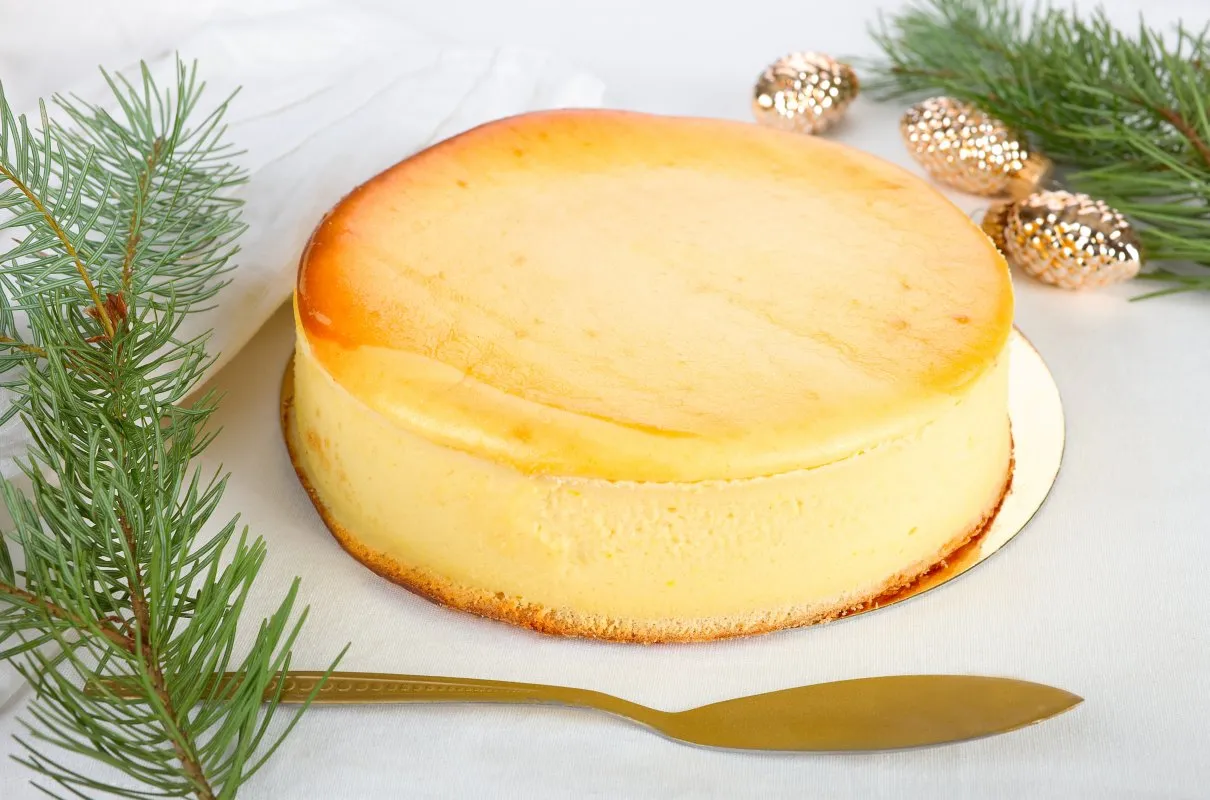 Składniki na puszysty sernik na blacie kuchennym