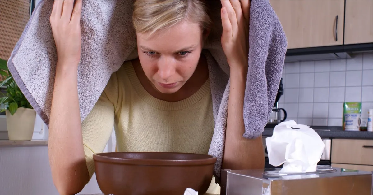 Kobieta w ciąży pijąca herbatę ziołową lub robiąca inhalację