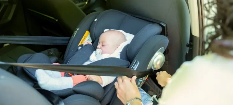 dziecko w foteliku samochodowym przepisy