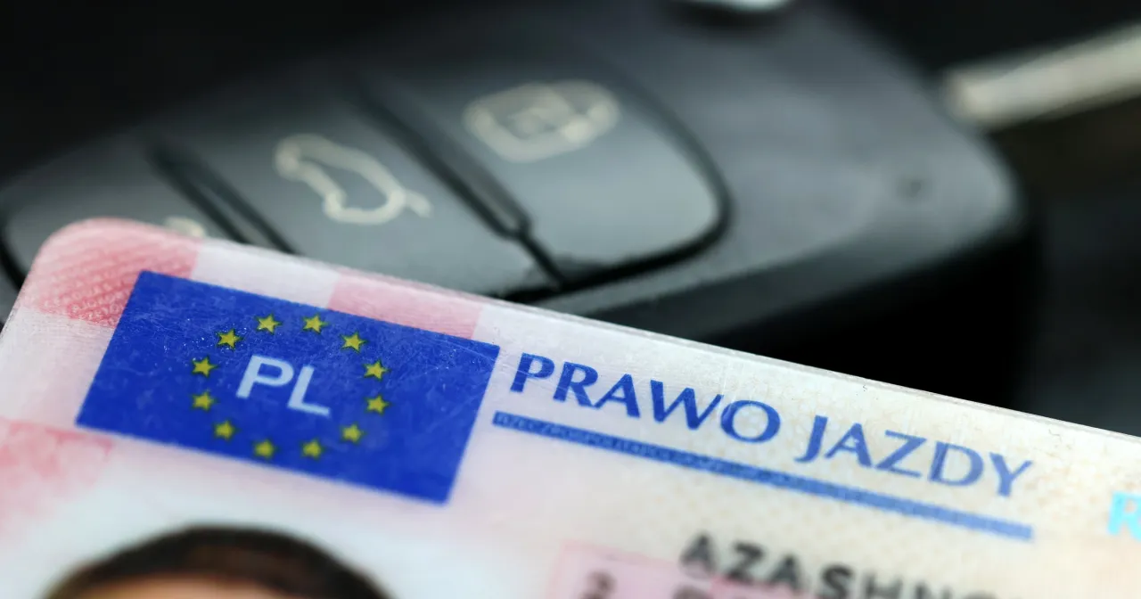 Prawo jazdy na automat jak wygląda: polski dokument z flagą UE i kluczykami do samochodu w tle.
