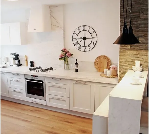 kuchnia konglomerat na ścianie backsplash