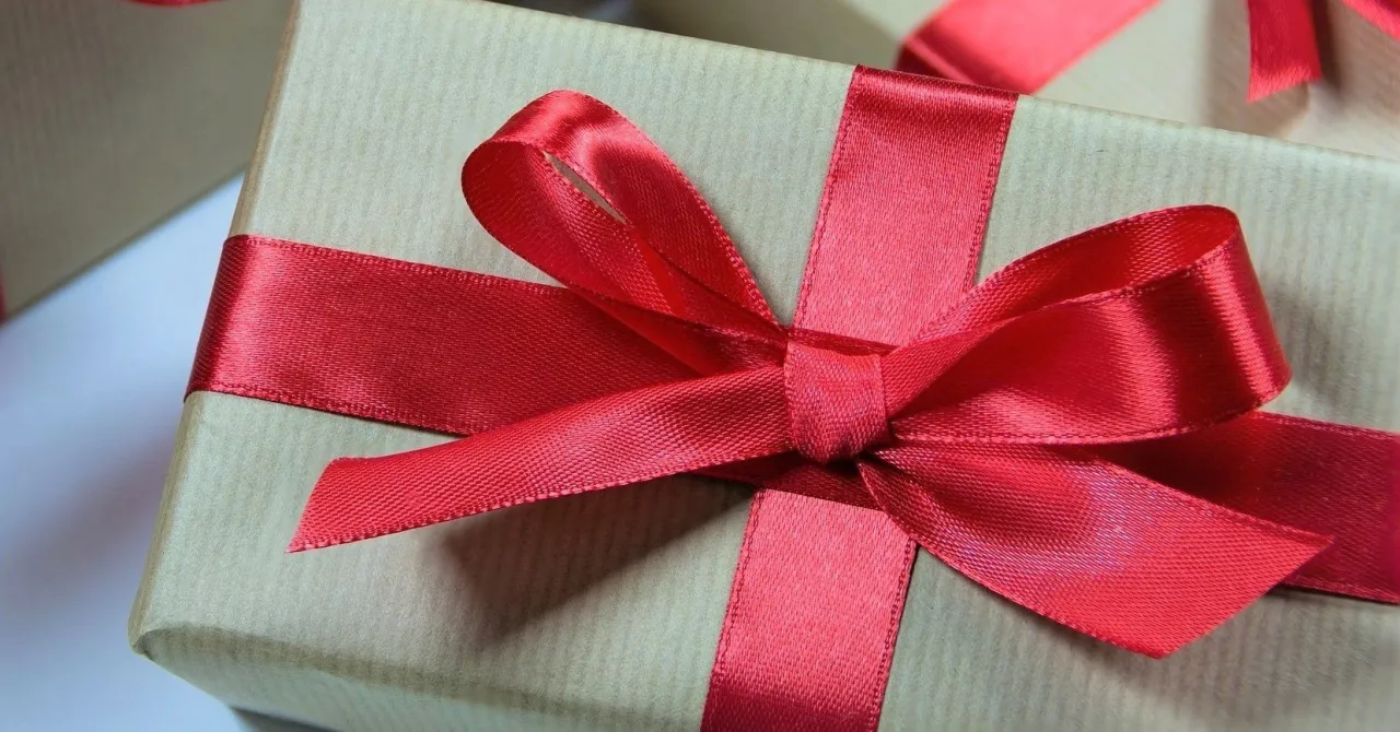 klasyczna kokarda na prezencie krok po kroku