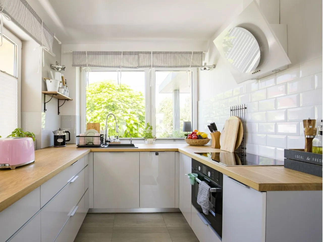 białe płytki metro w kuchni z drewnianym blatem