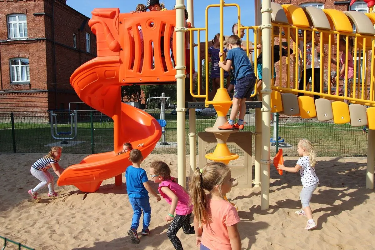 dzieci bawiące się na placu zabaw w przedszkolu