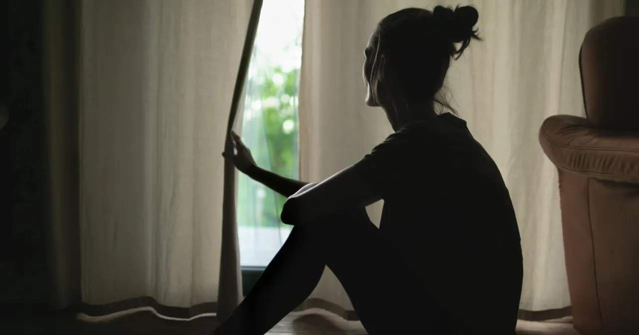 osoba z lękiem społecznym w grupie, objawy fizyczne lęku