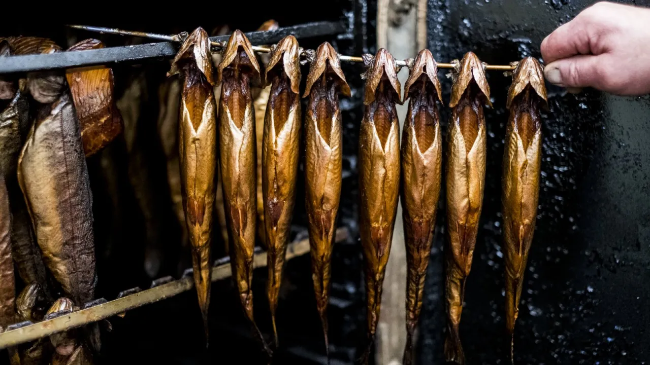 Wędzony pstrąg na desce