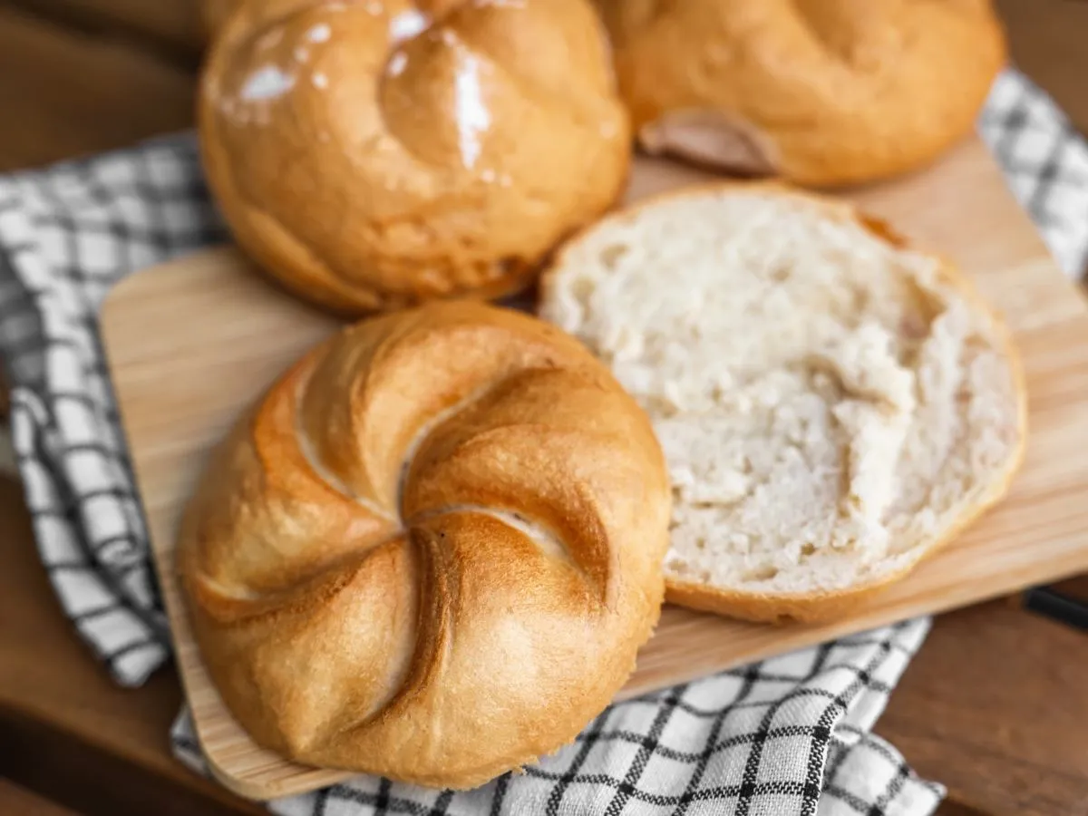 Nieudane kajzerki pękające podczas pieczenia