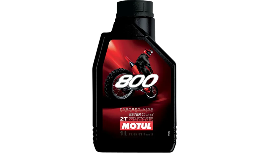 Motul 800 2T opakowanie i piła spalinowa